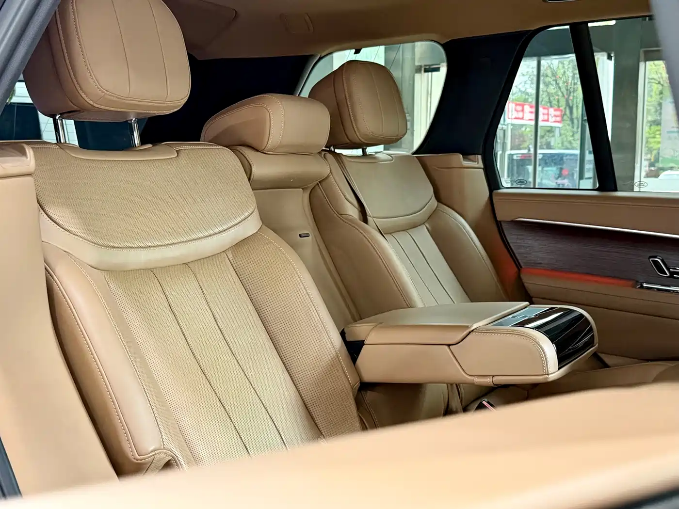 Land Rover Range Rover 2023 3.0 L6 360PS Golden Age Edition фото 33