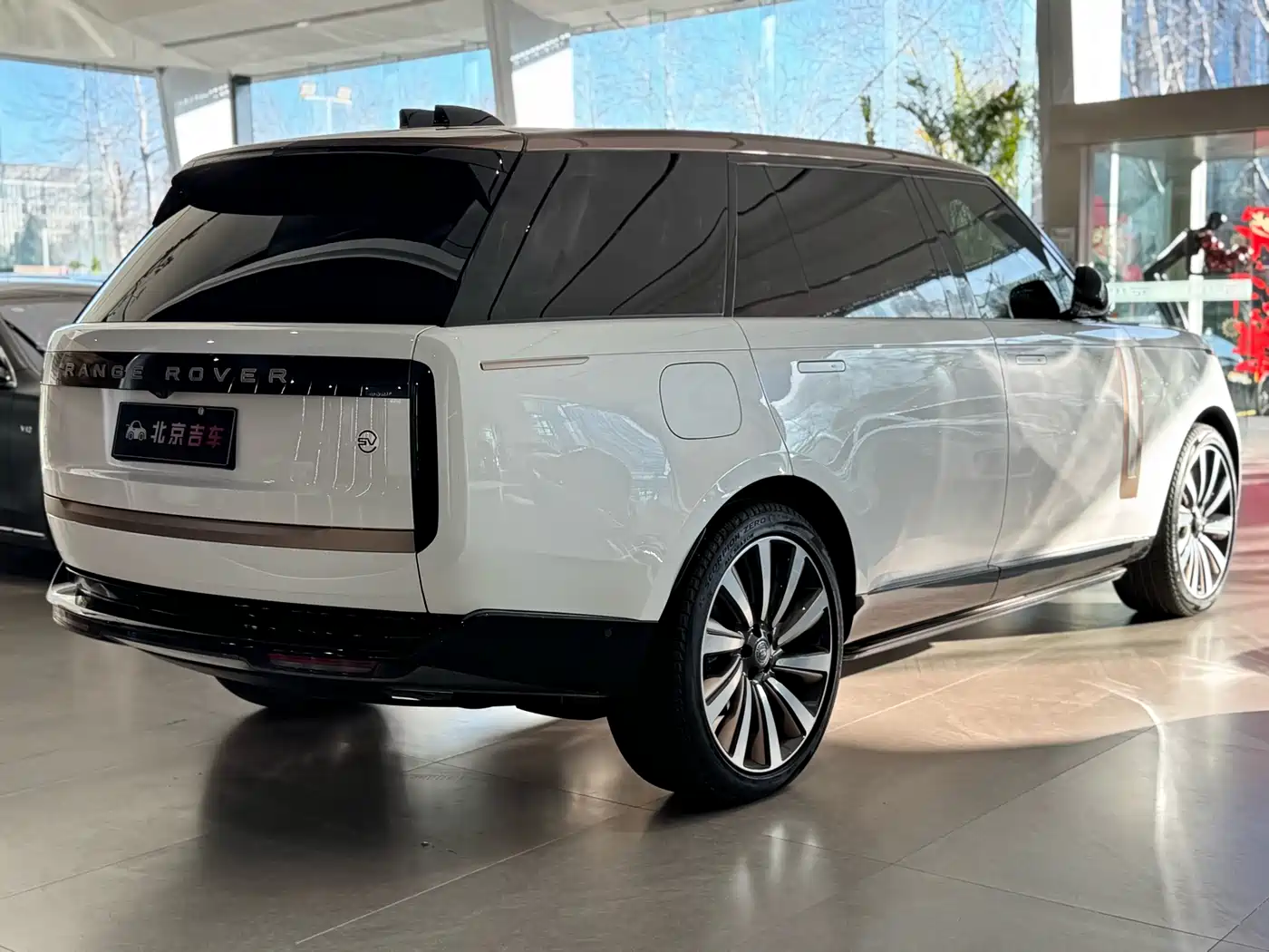 Land Rover Range Rover 2024 3.0 L6 400PS SV Prestige Genesis Extended 4-Seater фото 5