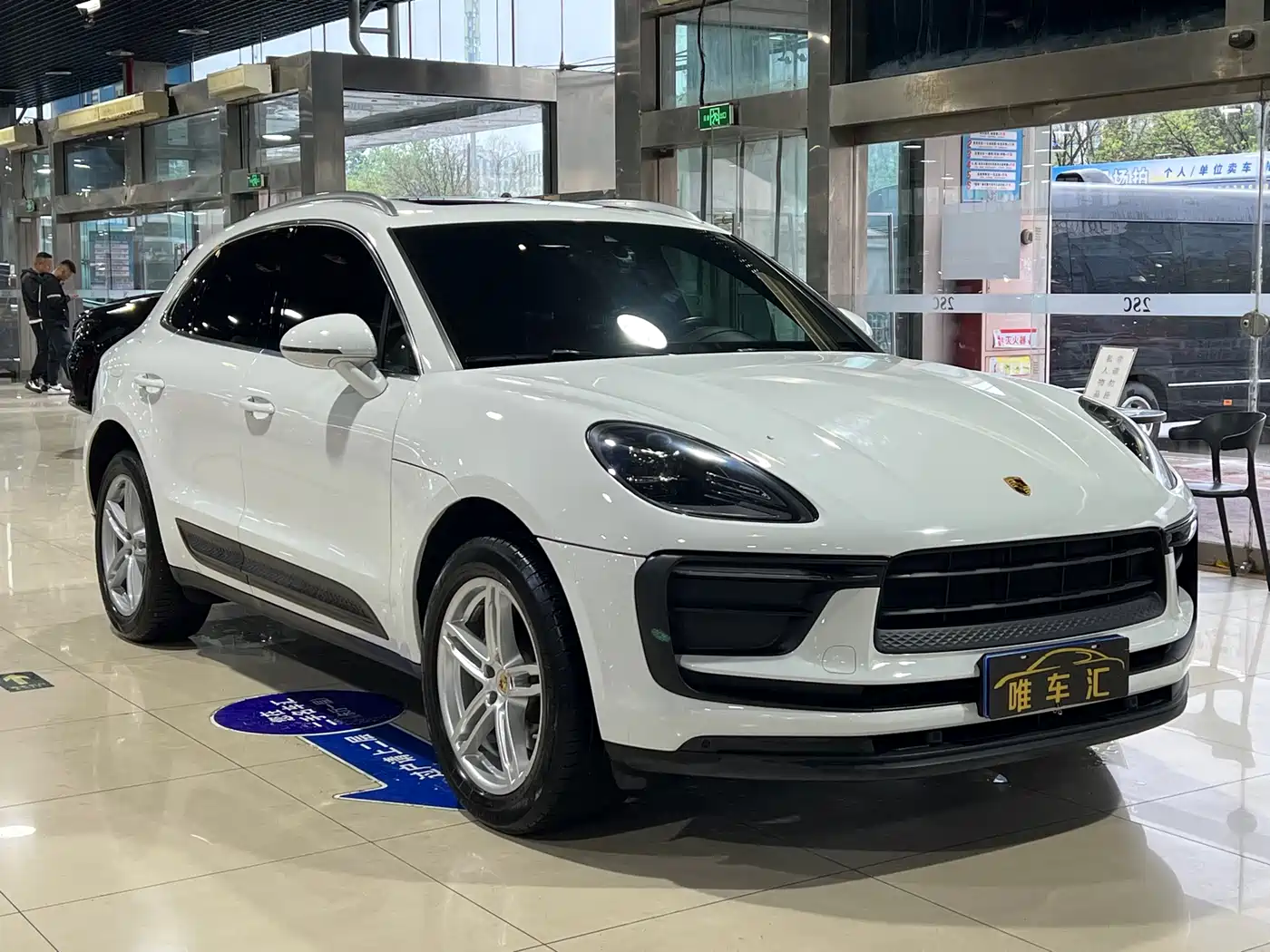 PORSCHE MACAN
