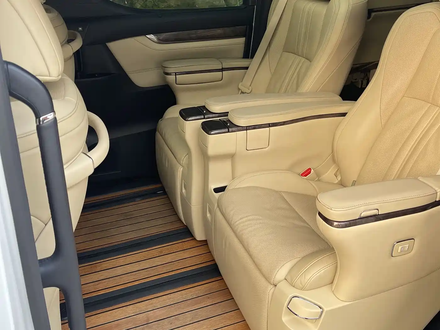 Toyota Vellfire 2019 Hybrid 2.5L HV Premium Edition фото 4