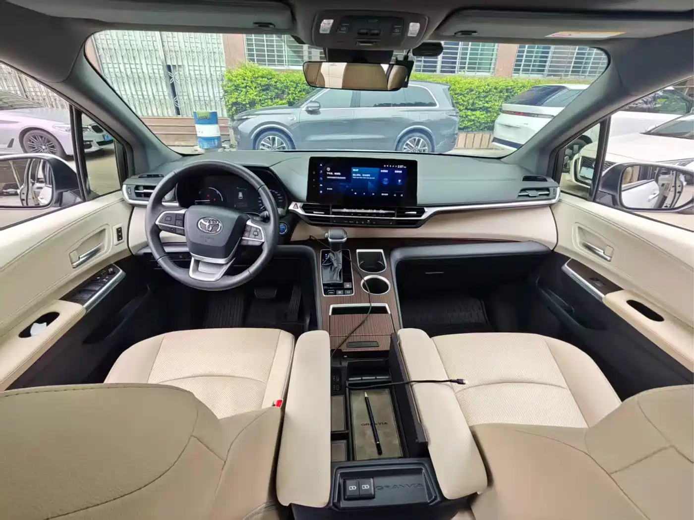 Toyota Granvia 2023 2.5L Hybrid Prestige PLUS Edition фото 17