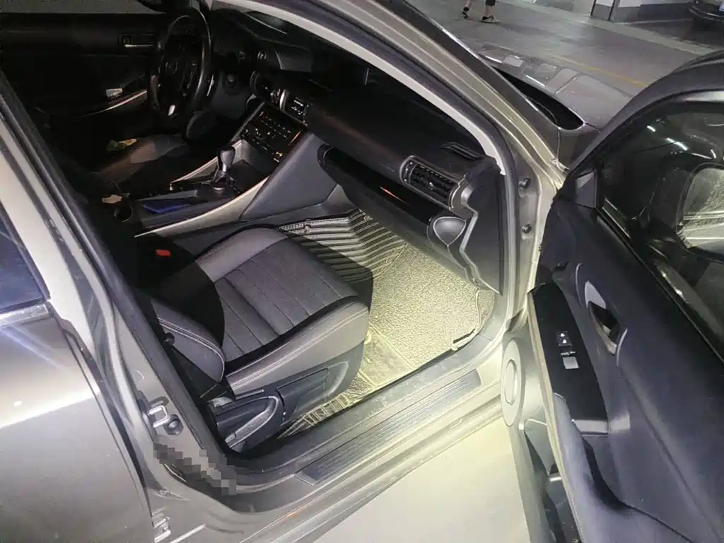 Lexus IS 2019 2017 300 Leading Edition