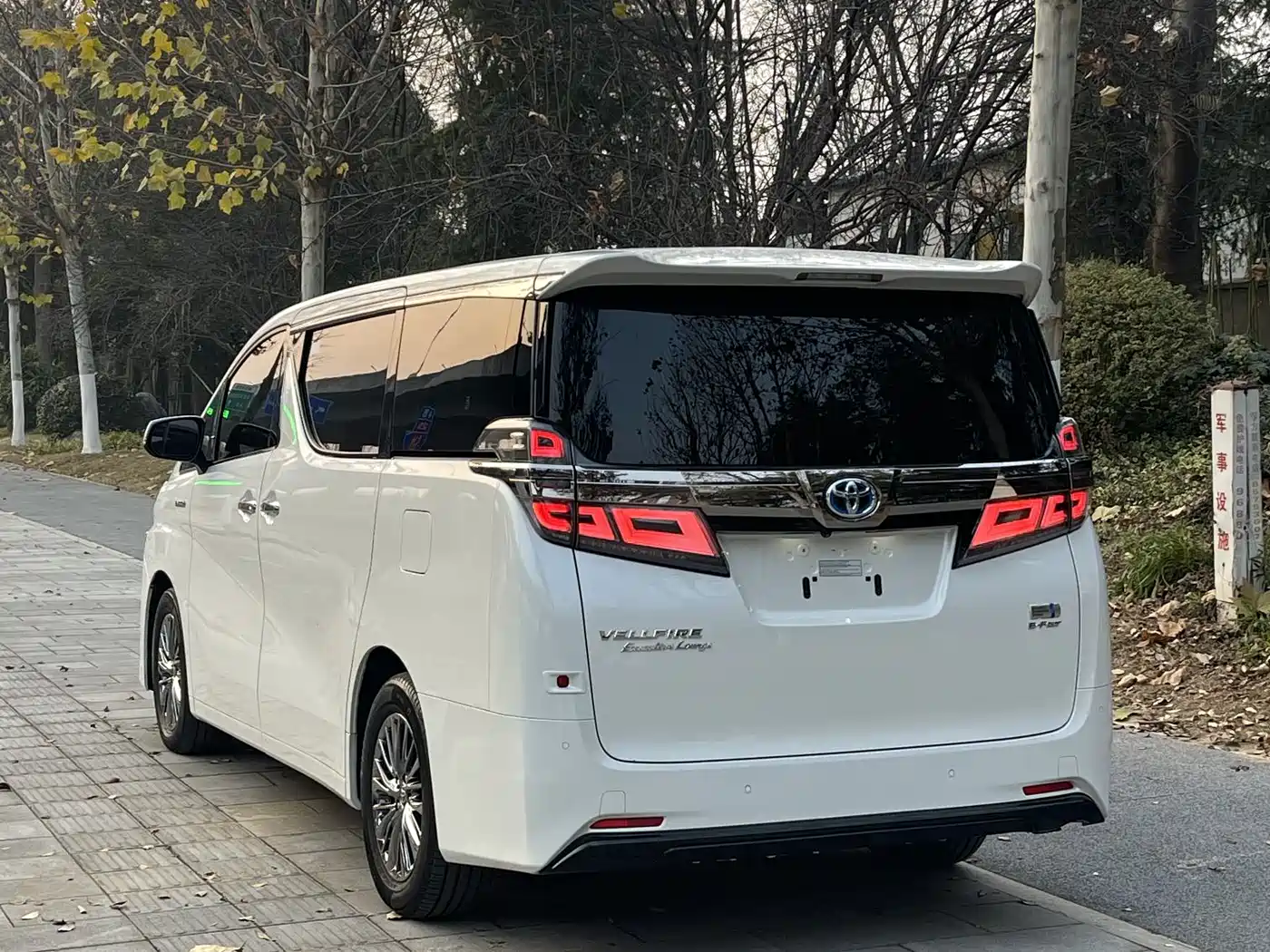 Toyota Vellfire 2019 Hybrid 2.5L HV Premium Edition фото 7