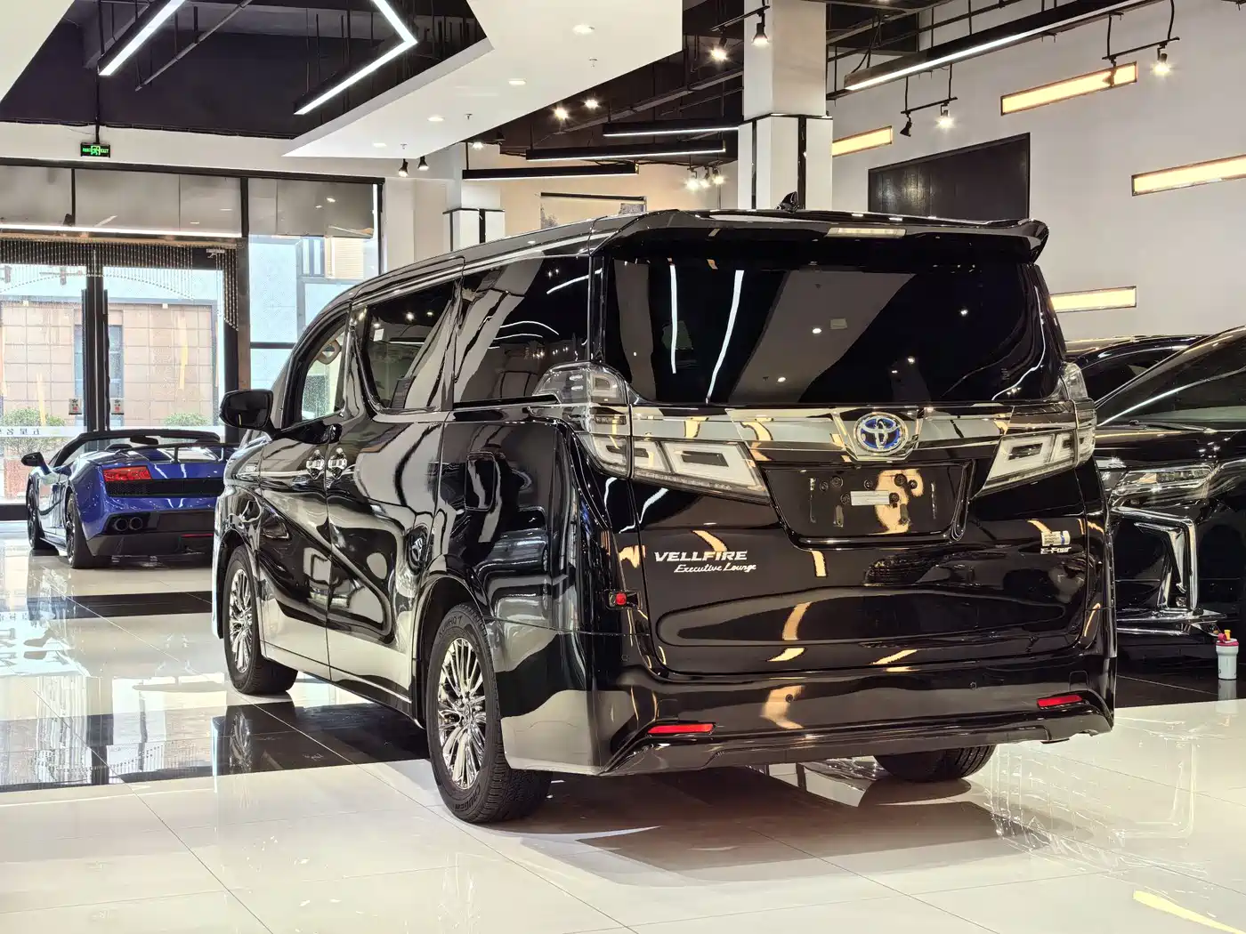Toyota Vellfire 2020 Twin Engine 2.5L HV Premium Edition фото 7
