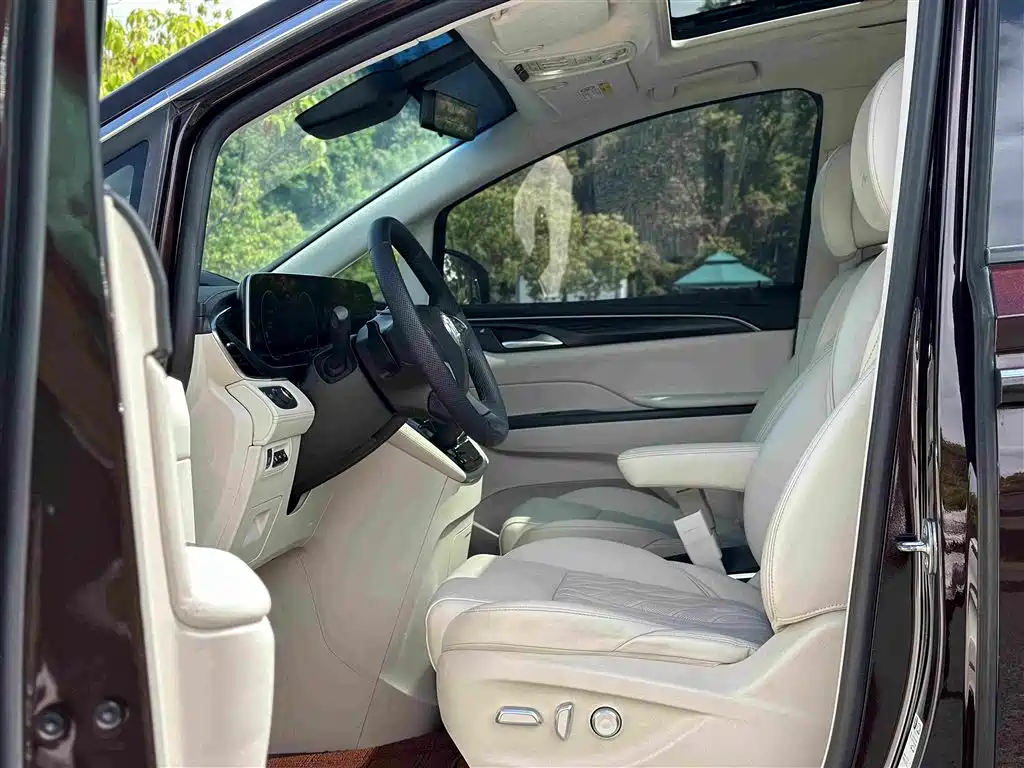 Photo 13 - Buick GL8