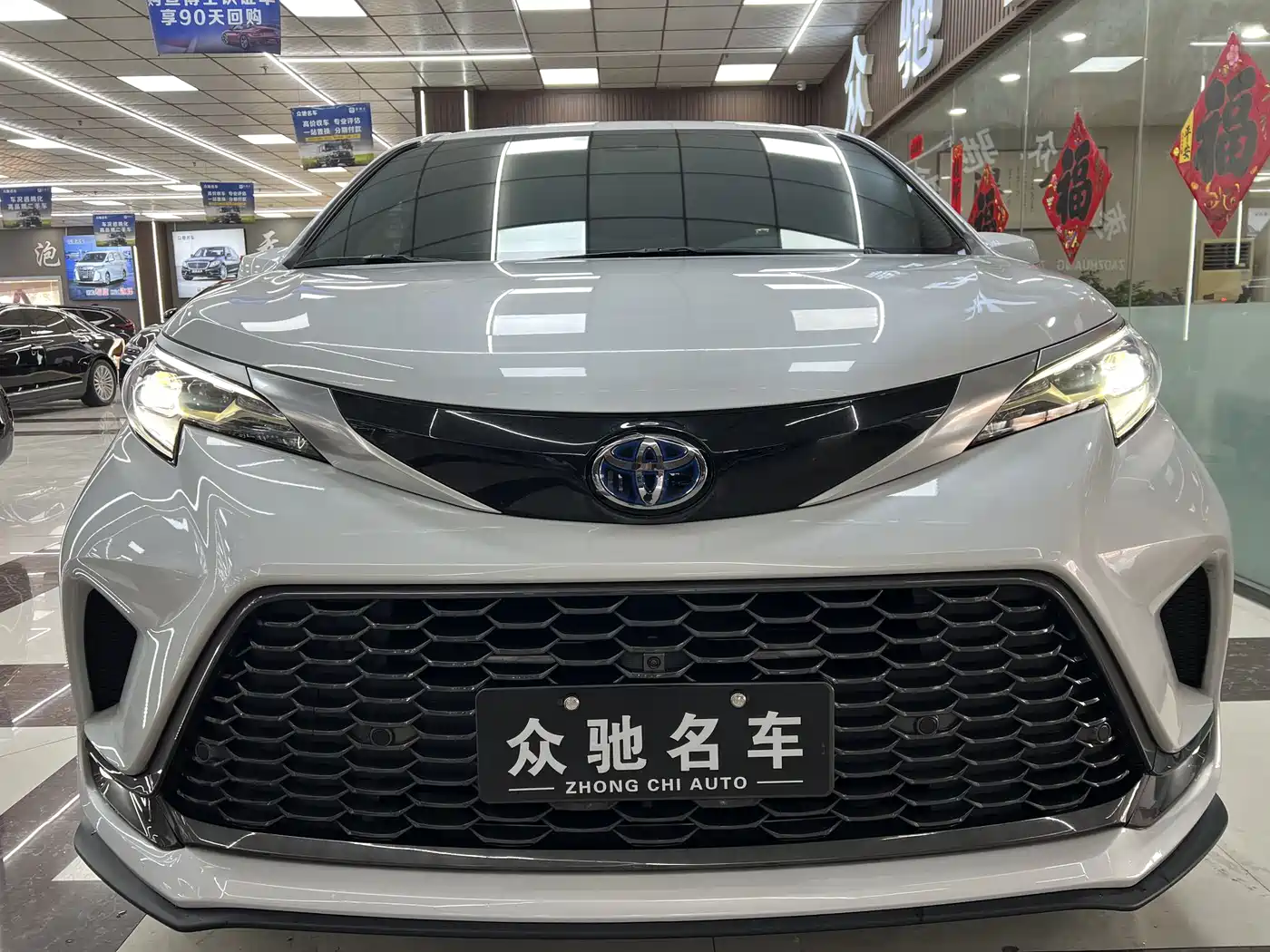 Toyota Granvia 2023 2.5L Hybrid Flagship VIP Edition фото 2