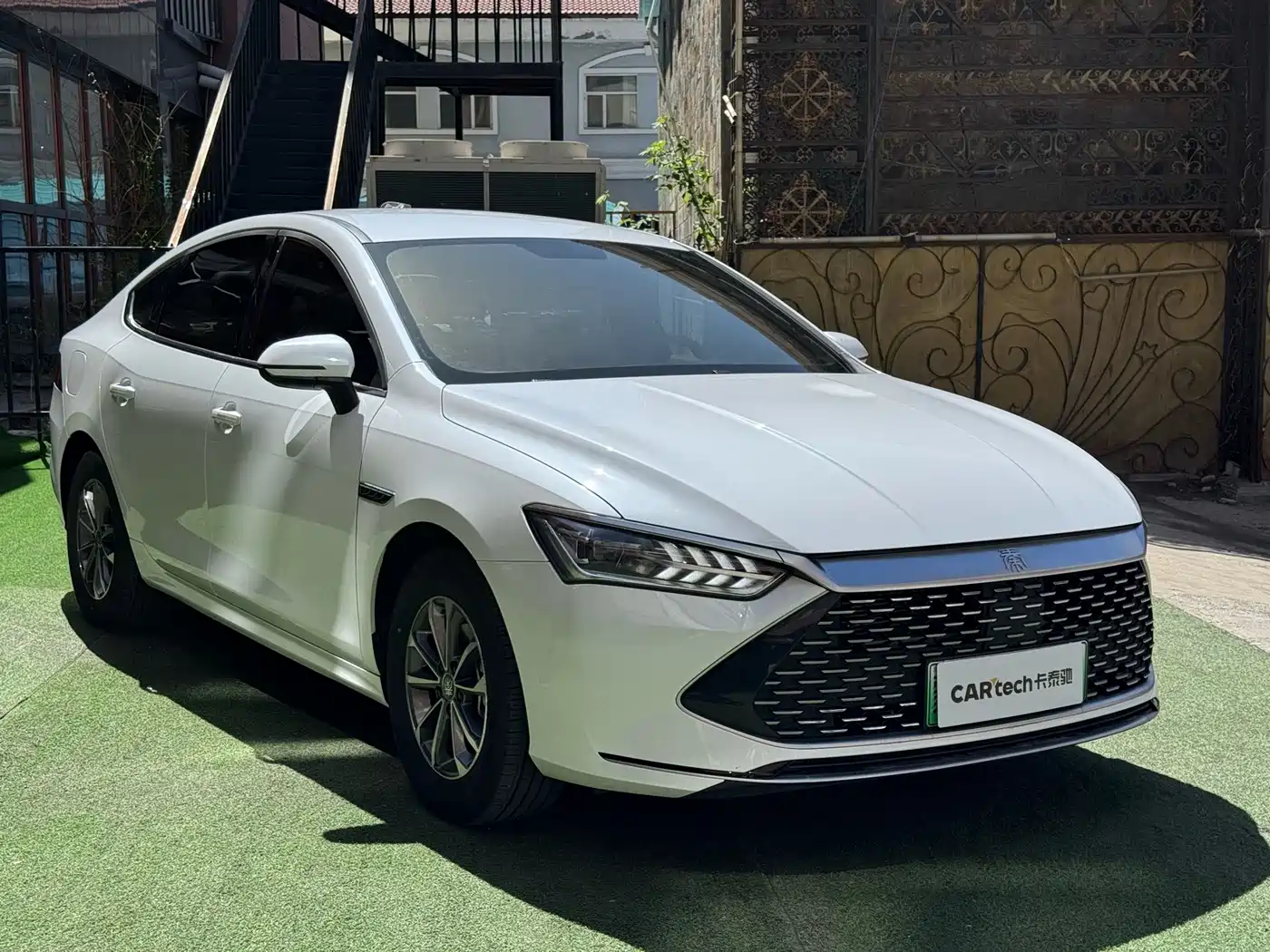 BYD Qin PLUS 2024 Glory Edition DM-i 55KM Leading фото 3