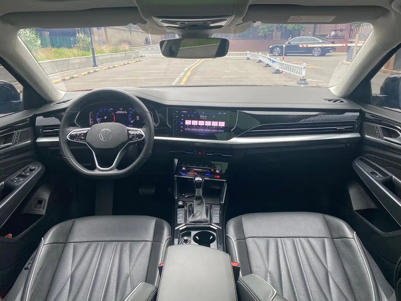 Volkswagen Passat 2022 330TSI Starlight Luxury Edition фото 6