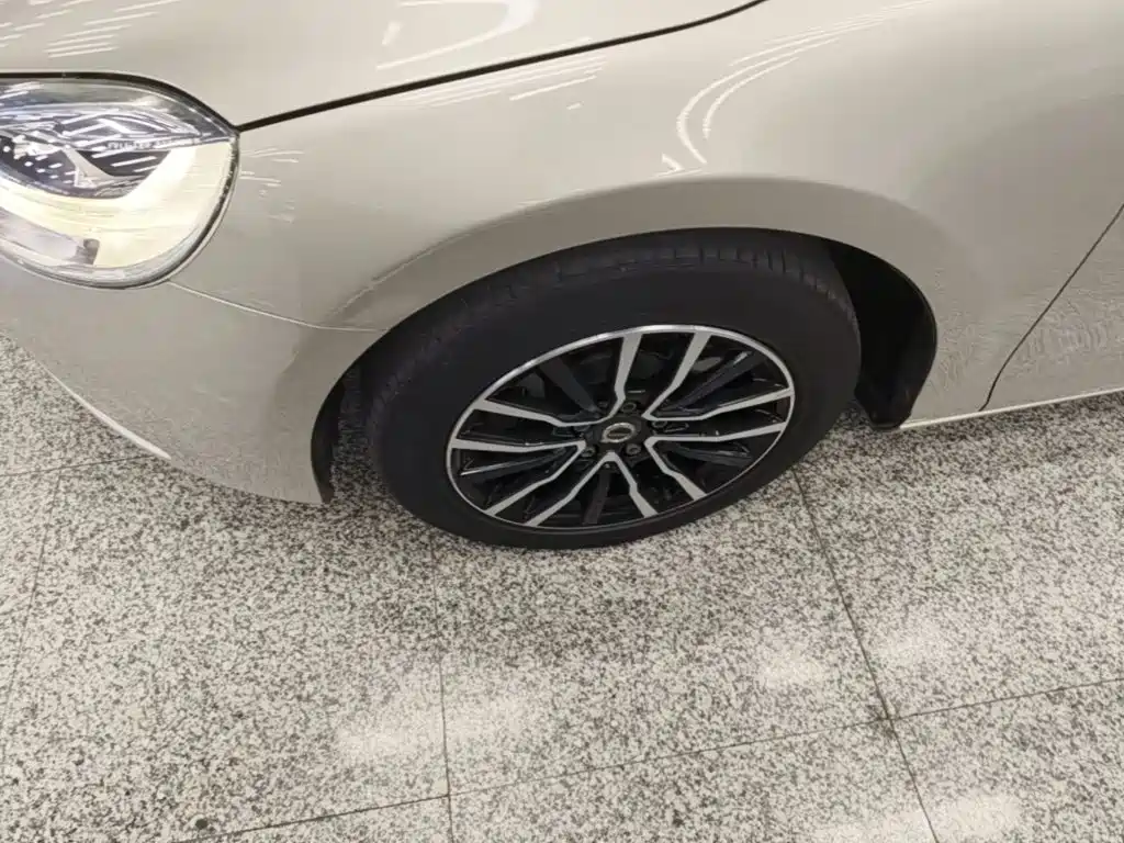 صورة 23 - Volvo V40
