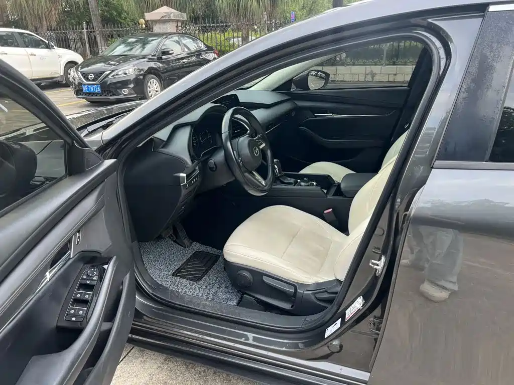 Photo 4 - Mazda Mazda 3