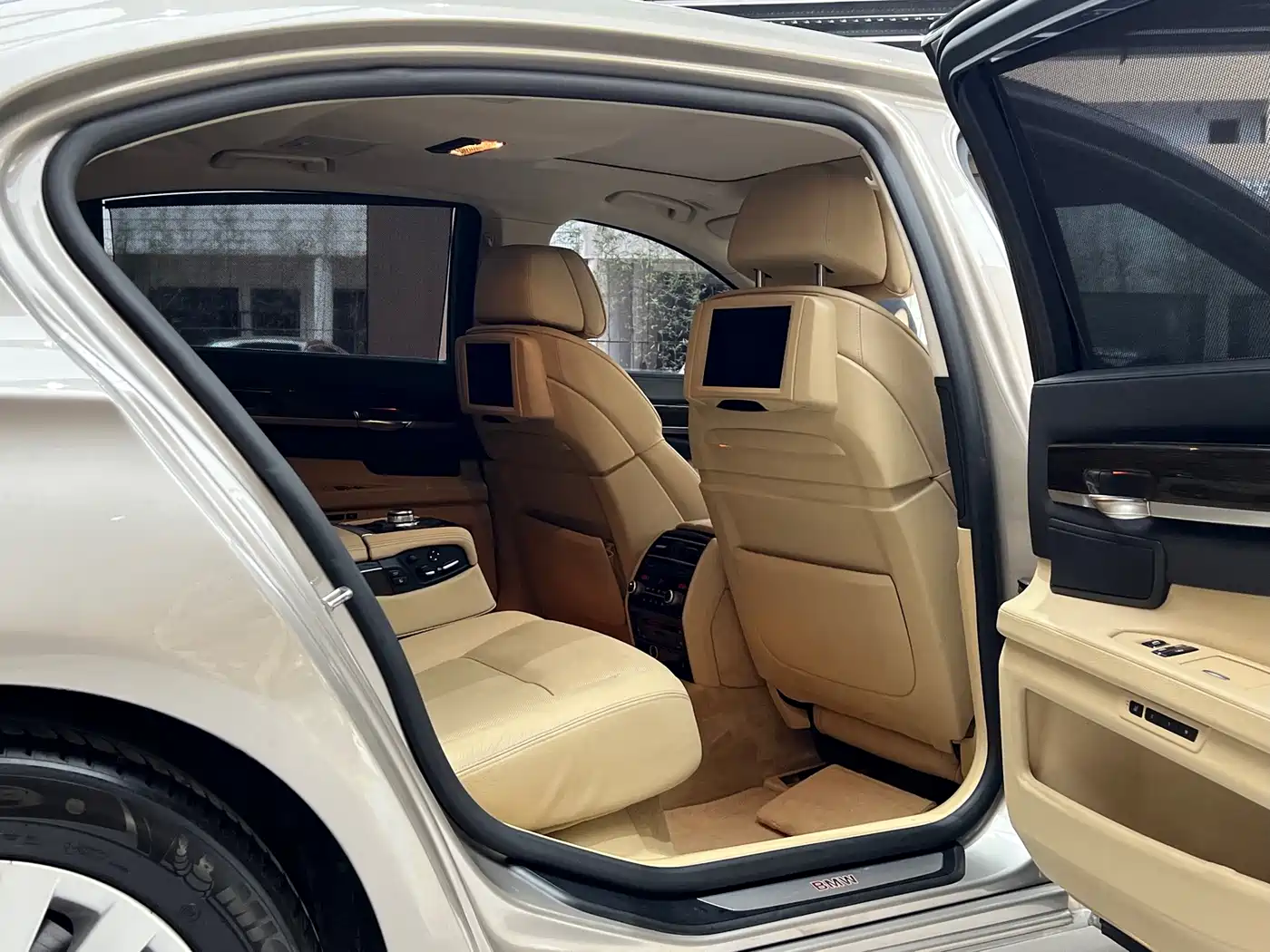 BMW 7 Series 2010 750Li фото 23