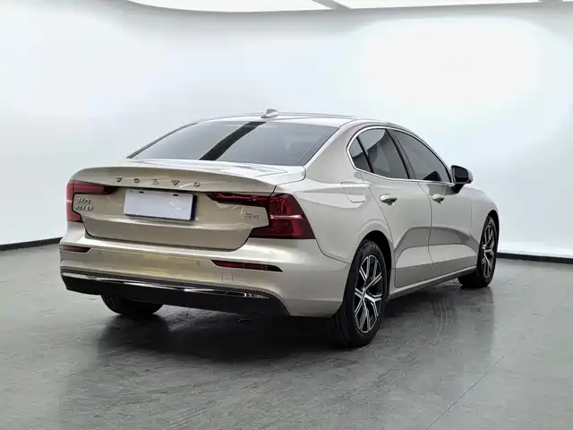 Volvo S60 2023 B4 Smart Comfort Luxury Edition — фото 4
