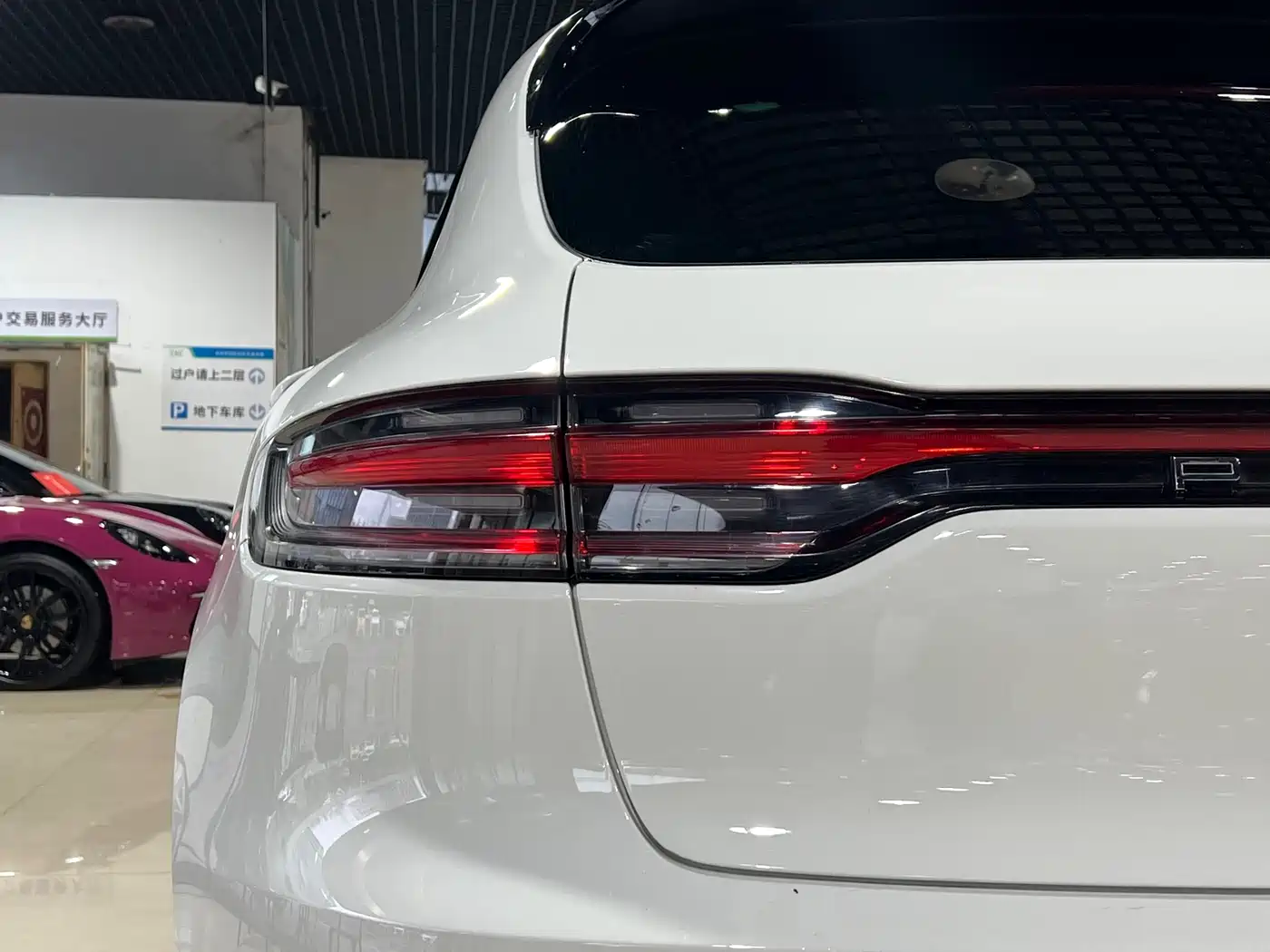 PORSCHE MACAN