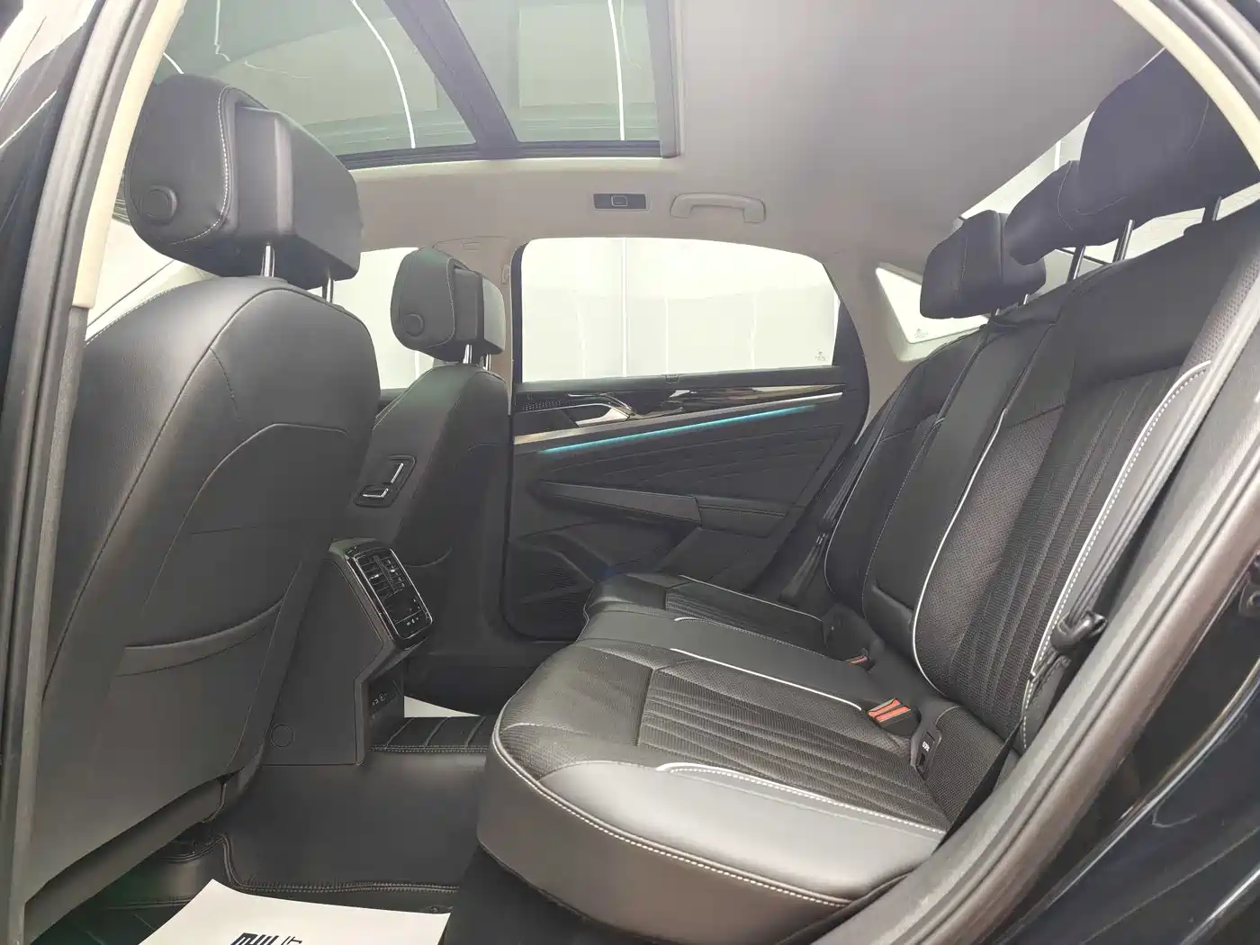 Volkswagen Passat 2023 Facelift 330TSI Luxury Edition фото 15