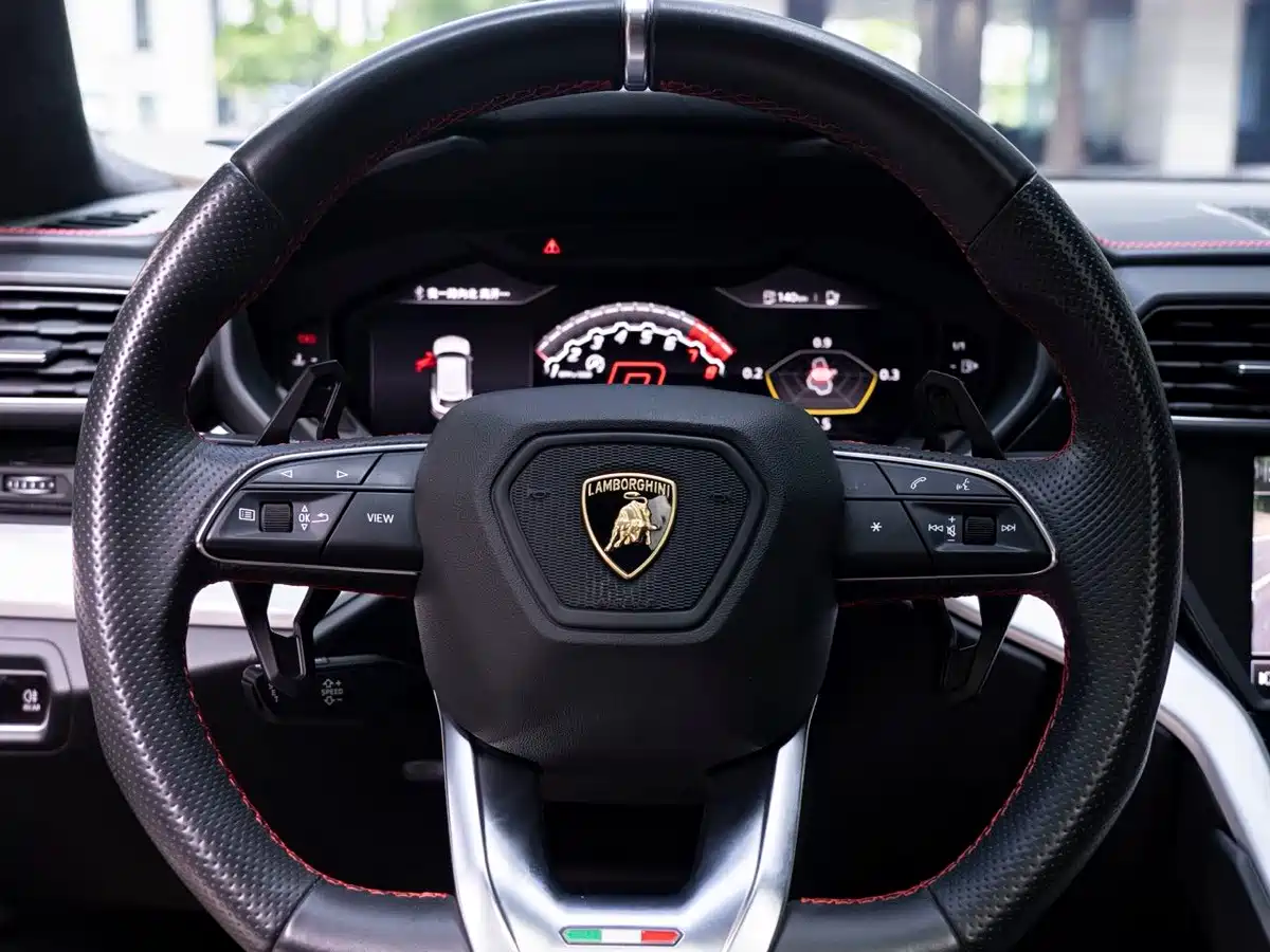 Фото 11 - Lamborghini Urus