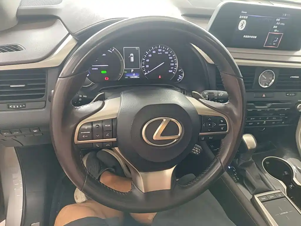 Фото 11 - Lexus RX