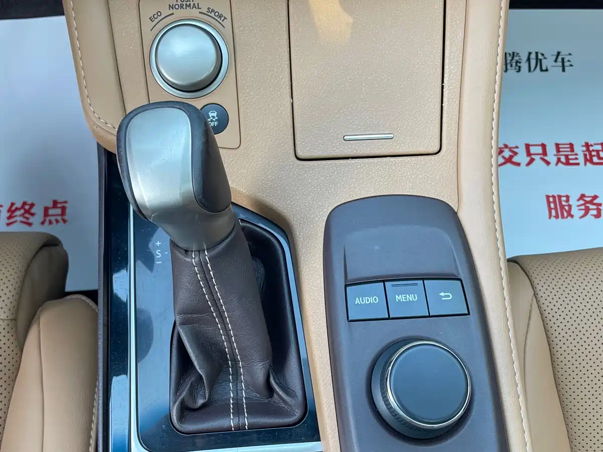 Фото 14 - Lexus ES