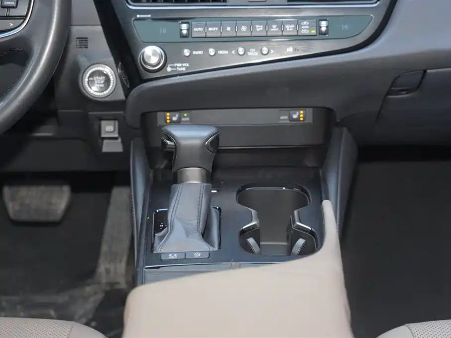 Lexus ES 2023 200 Excellence Edition фото 17