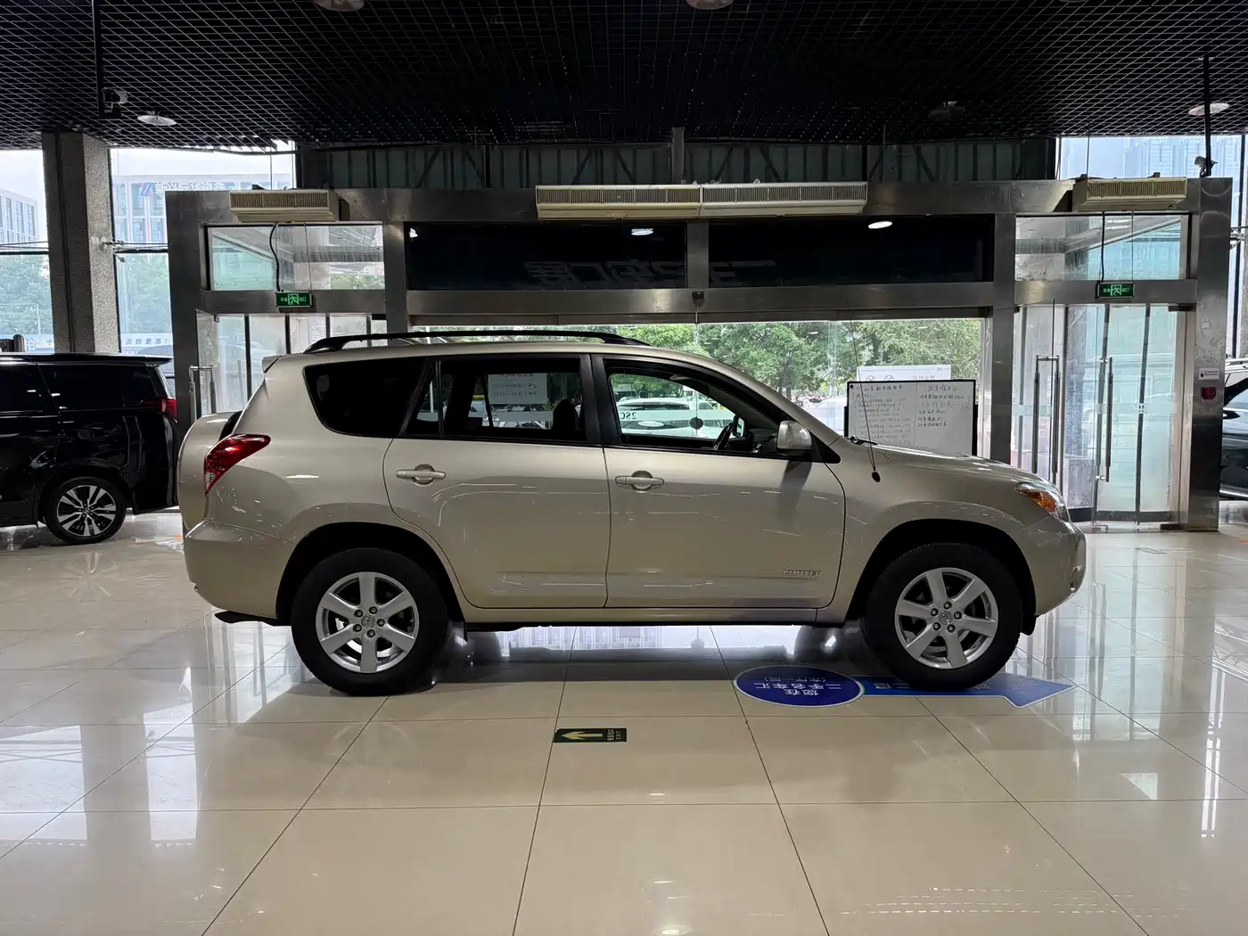 Toyota RAV4 (Import) 2006 2.4 Luxury фото 3