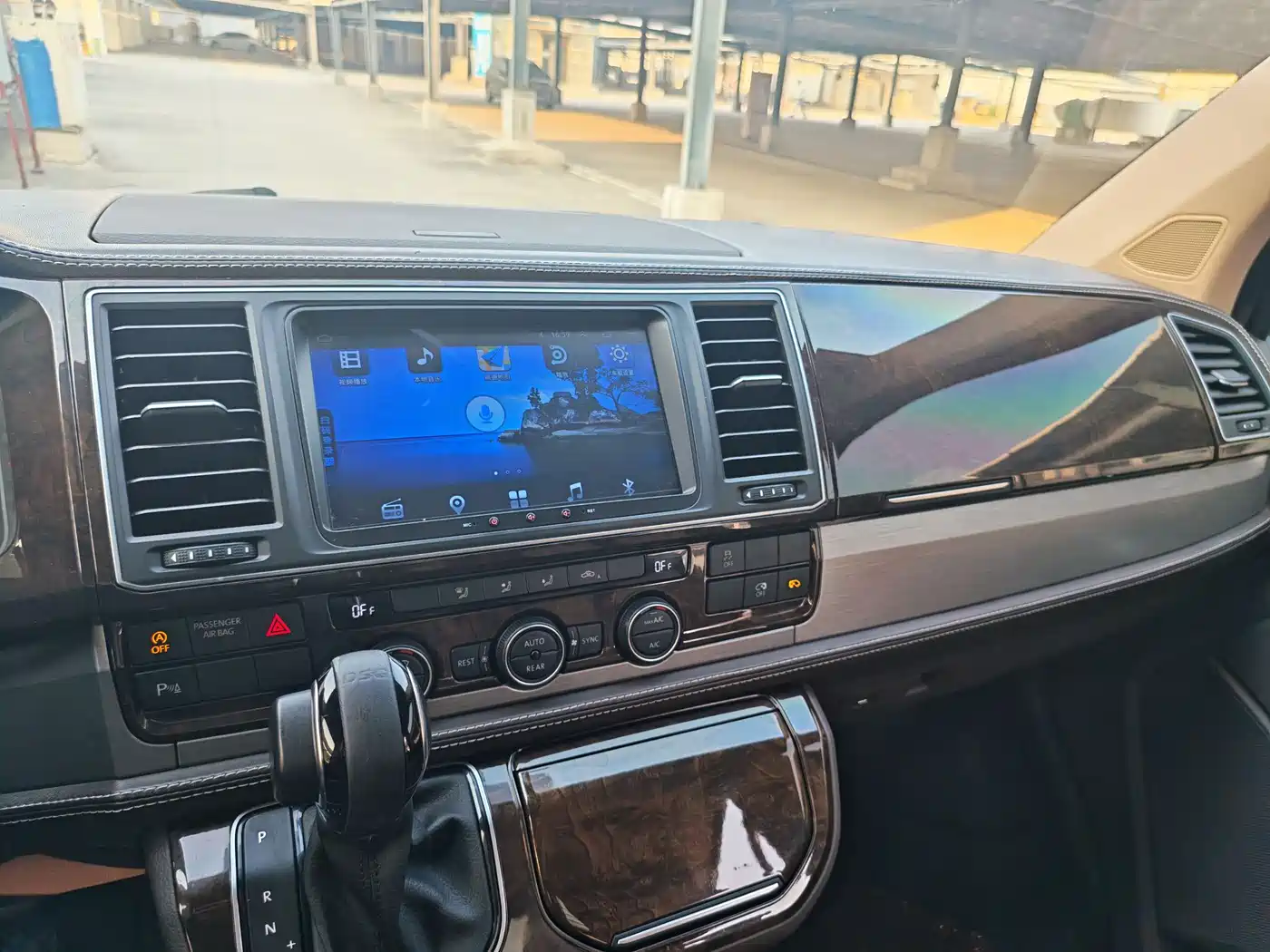 Volkswagen Caravelle 2019 2.0TSI 4WD Luxury 7-seater фото 5