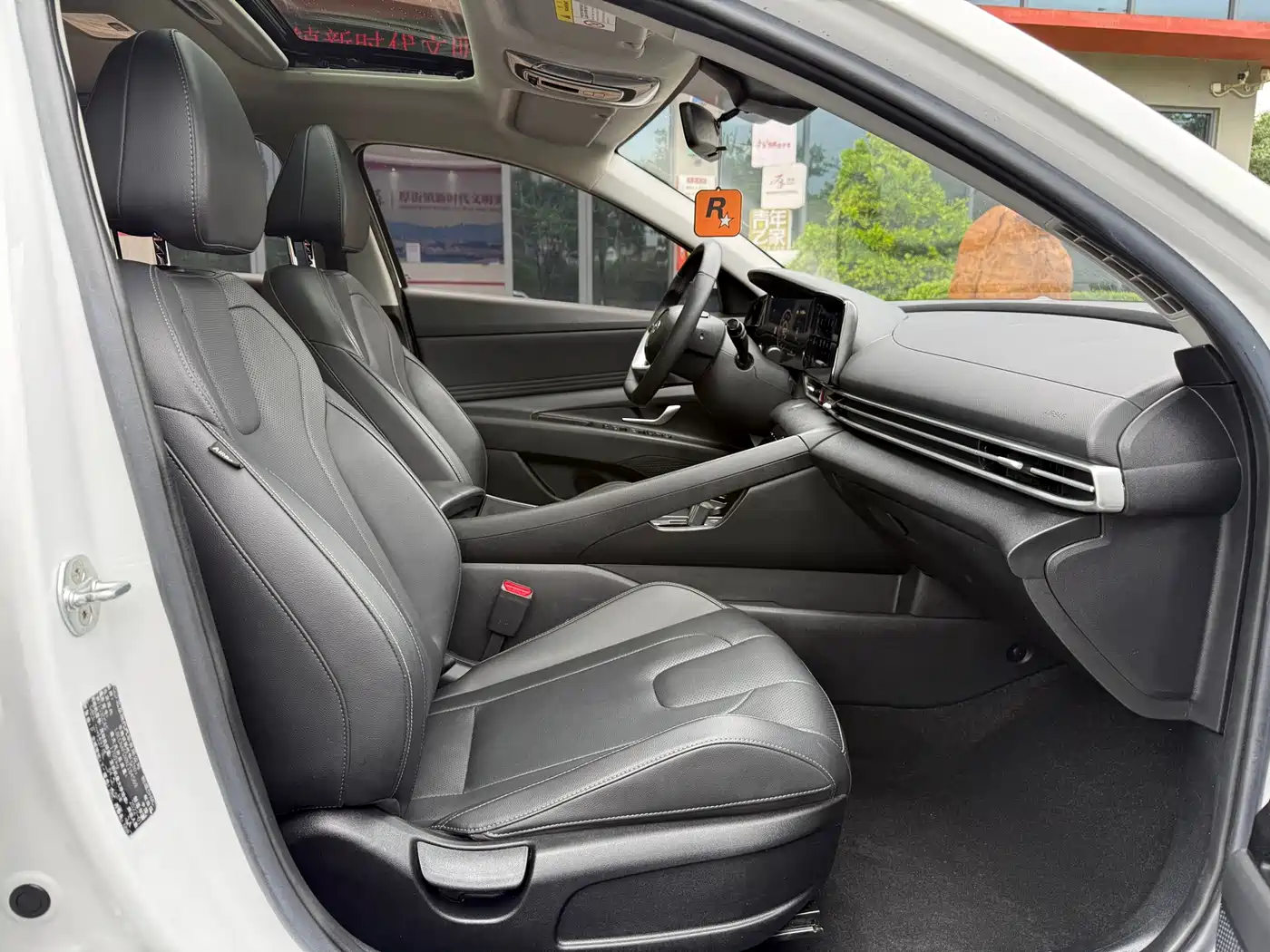 Hyundai Elantra 2022 1.5L CVT LUX Premium Edition фото 13