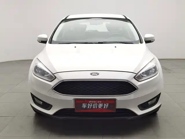 Ford Focus 2015 Hatchback 1.6L Automatic Comfort — фото 3
