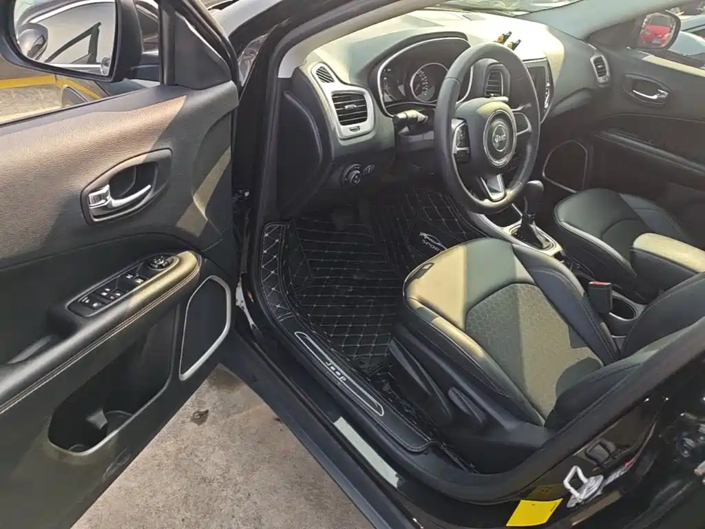 Фото 16 - Jeep Compass