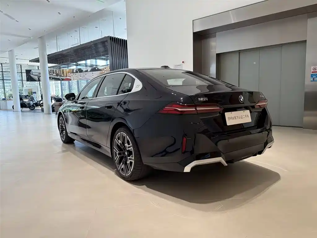 BMW 5 Series 2025 530Li Premium M Sport Package фото 5