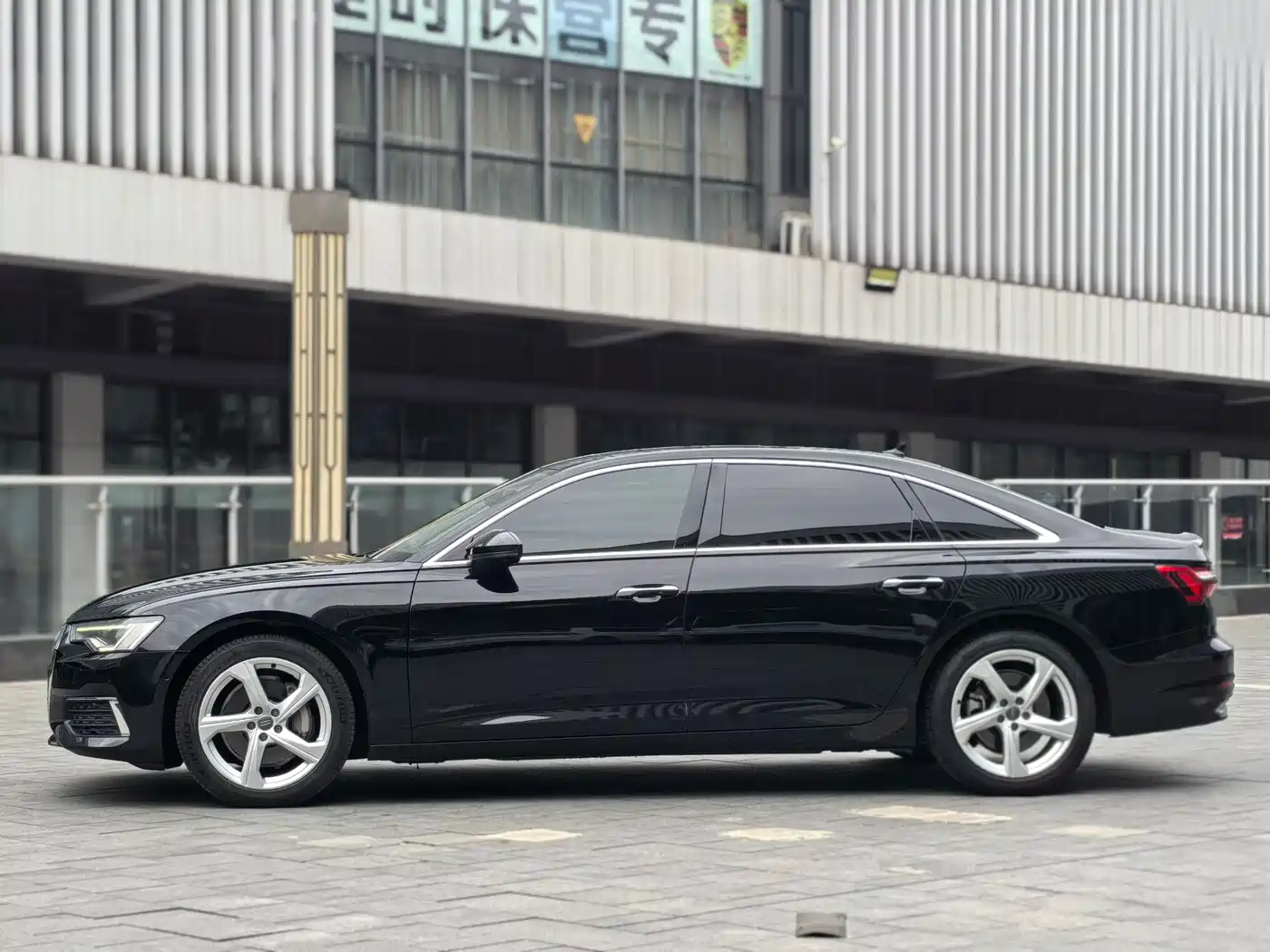 Фото 6 - Audi A6L