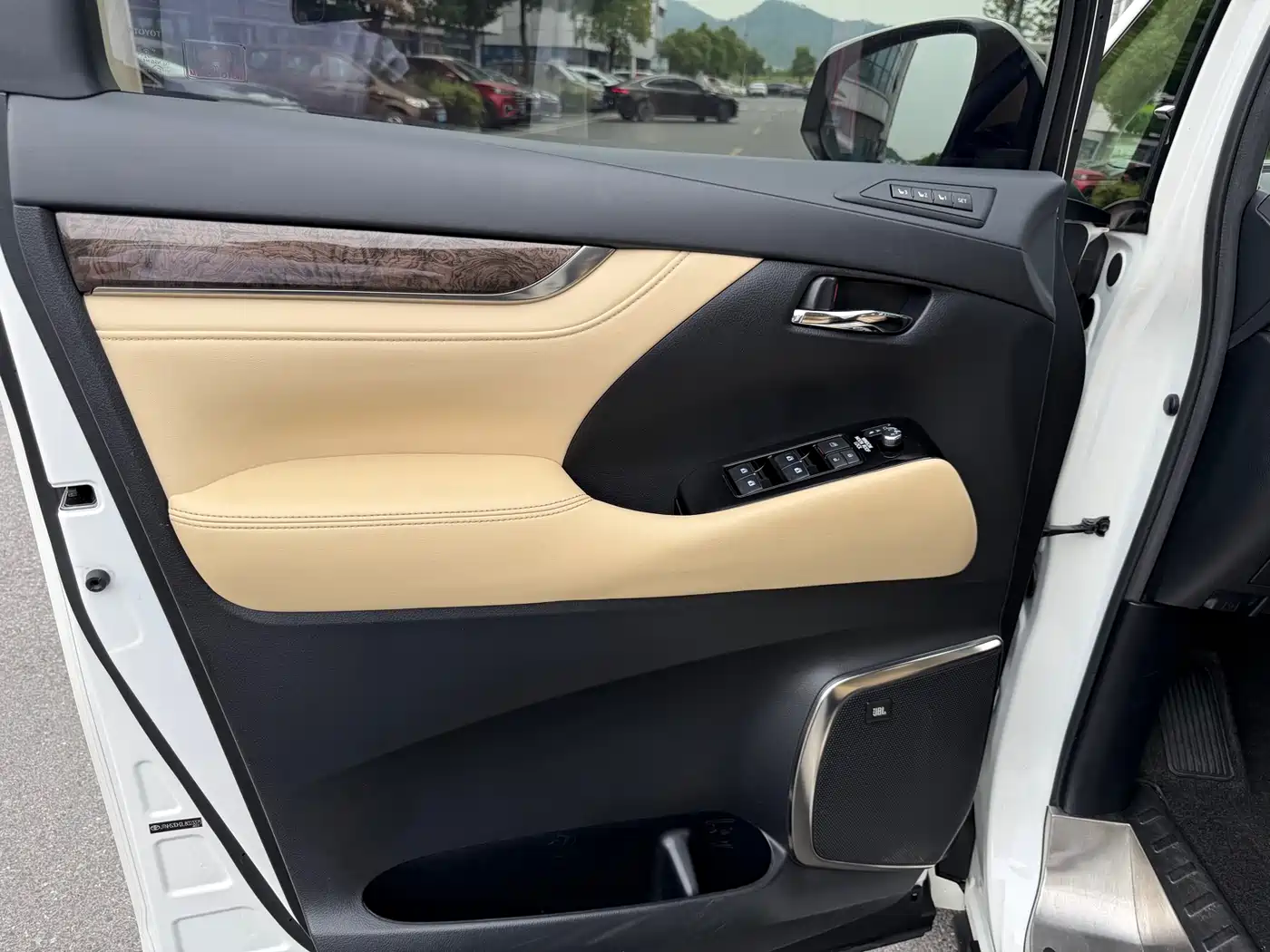 Toyota Alphard 2020 Hybrid 2.5L Premium Edition фото 8