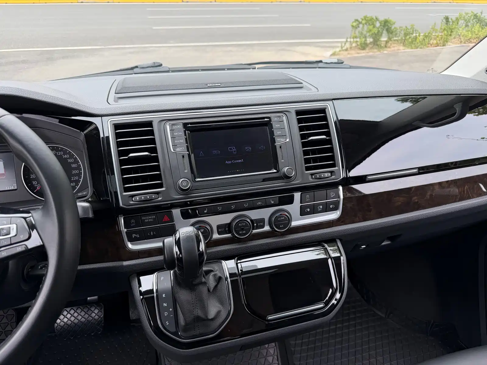 Photo 10 - Volkswagen Multivan