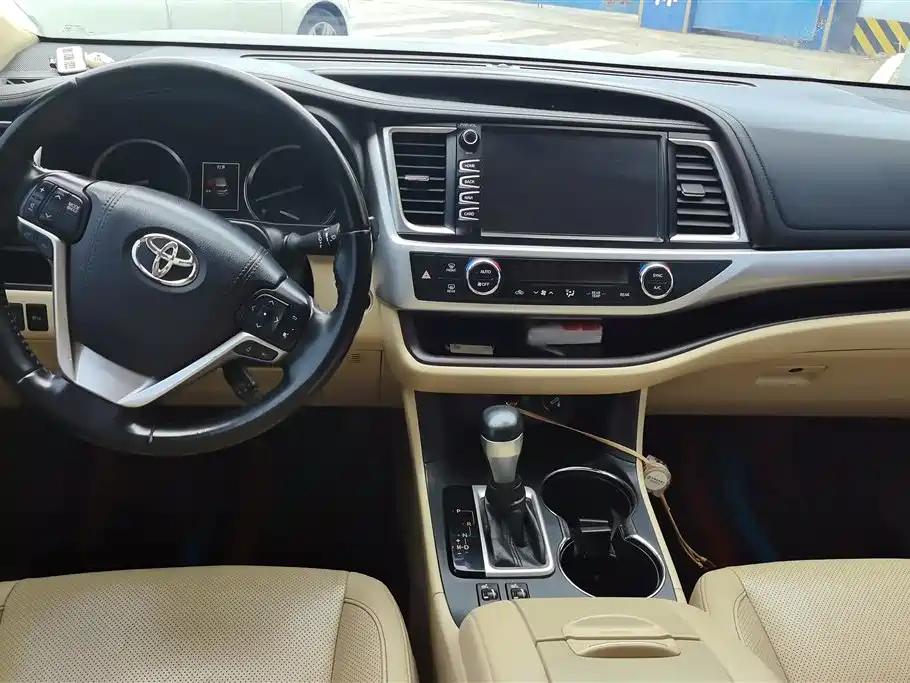 TOYOTA HIGHLANDER