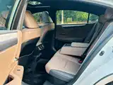 Photo 14 - Lexus ES