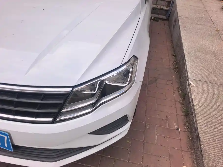 Photo 5 - Volkswagen Jetta