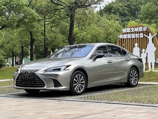Lexus ES 2025 300h Ultimate Edition — фото 2