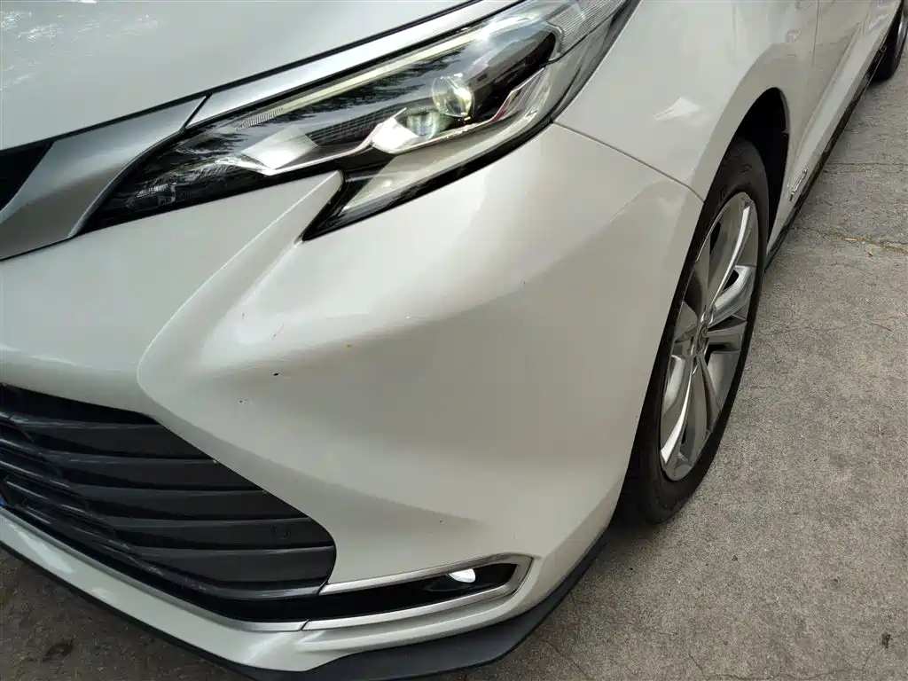 Toyota Sienna 2023 2.5L Hybrid Premium Edition фото 18