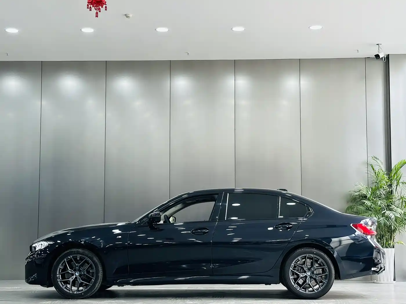 BMW 3 Series 2025 330Li M Sport Night Edition фото 8