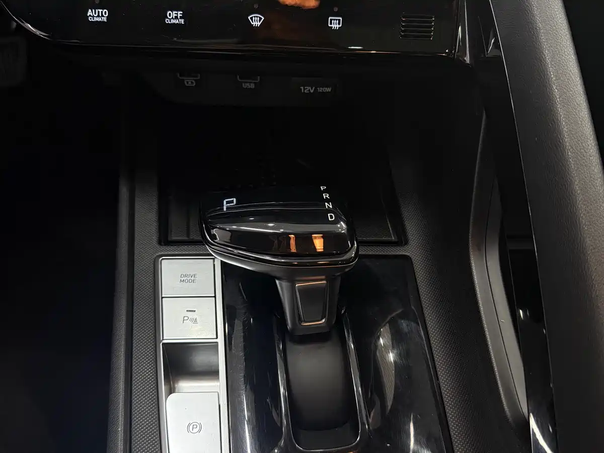 Hyundai Elantra 2022 1.5L CVT LUX Premium Edition фото 16