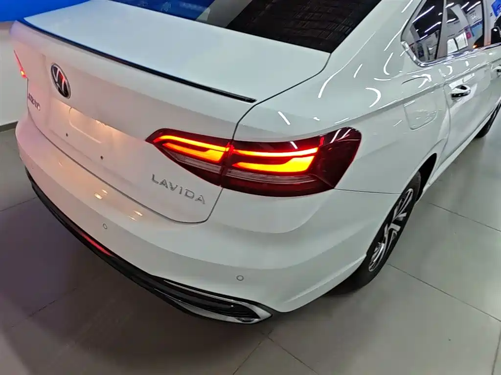 Volkswagen Lavida 2024 Model 300TSI DSG Starlight Leading Edition фото 8