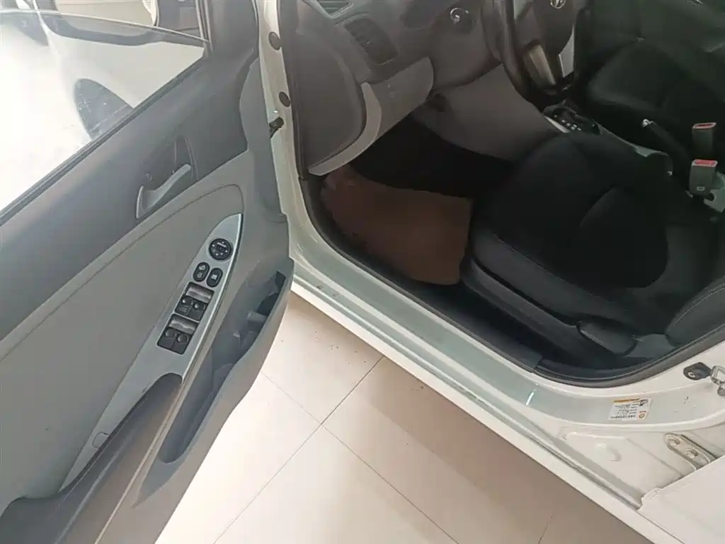 Hyundai Verna 2014 1.4L Automatic Smart GLS фото 16