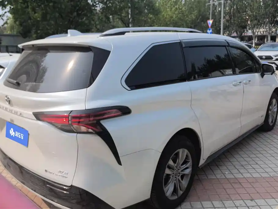 Toyota Sienna 2024 2.5L Hybrid AWD Luxury Edition фото 3