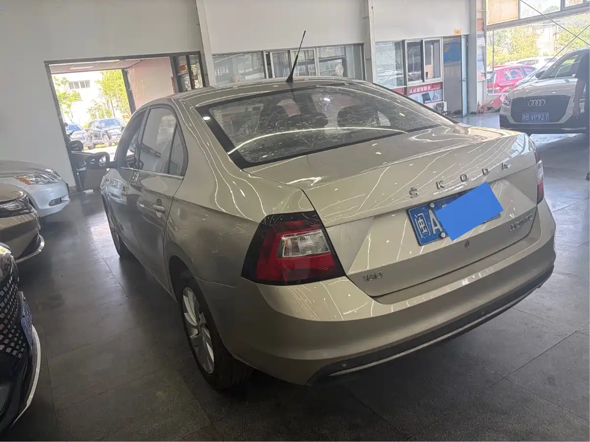 Škoda Rapid 2018 1.6L Automatic Comfort Edition фото 9