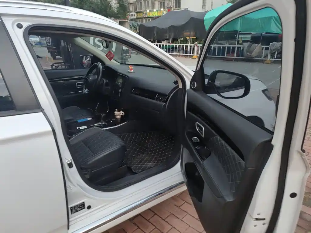 Photo 20 - Mitsubishi Outlander