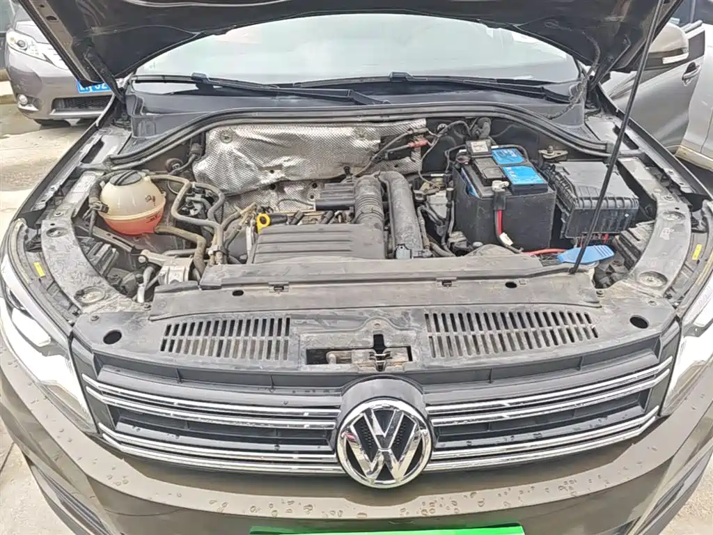 VOLKSWAGEN TIGUAN