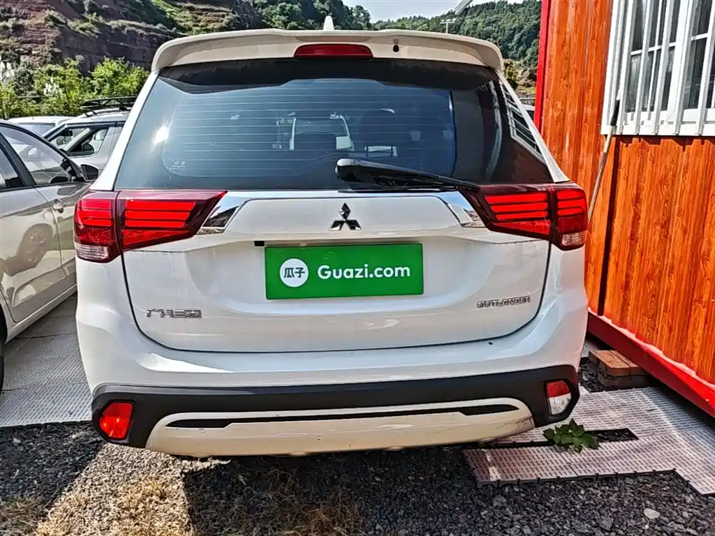 MITSUBISHI OUTLANDER
