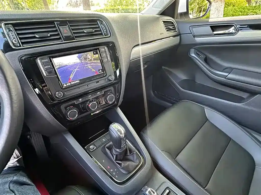 Volkswagen Sagitar 2018 1.6L Automatic Comfort фото 4