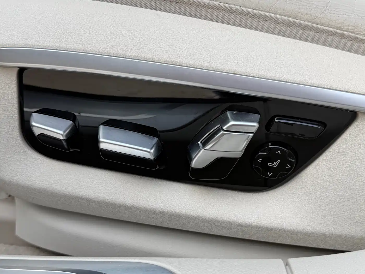 BMW 7 Series 2016 750Li xDrive 4-Seater фото 6