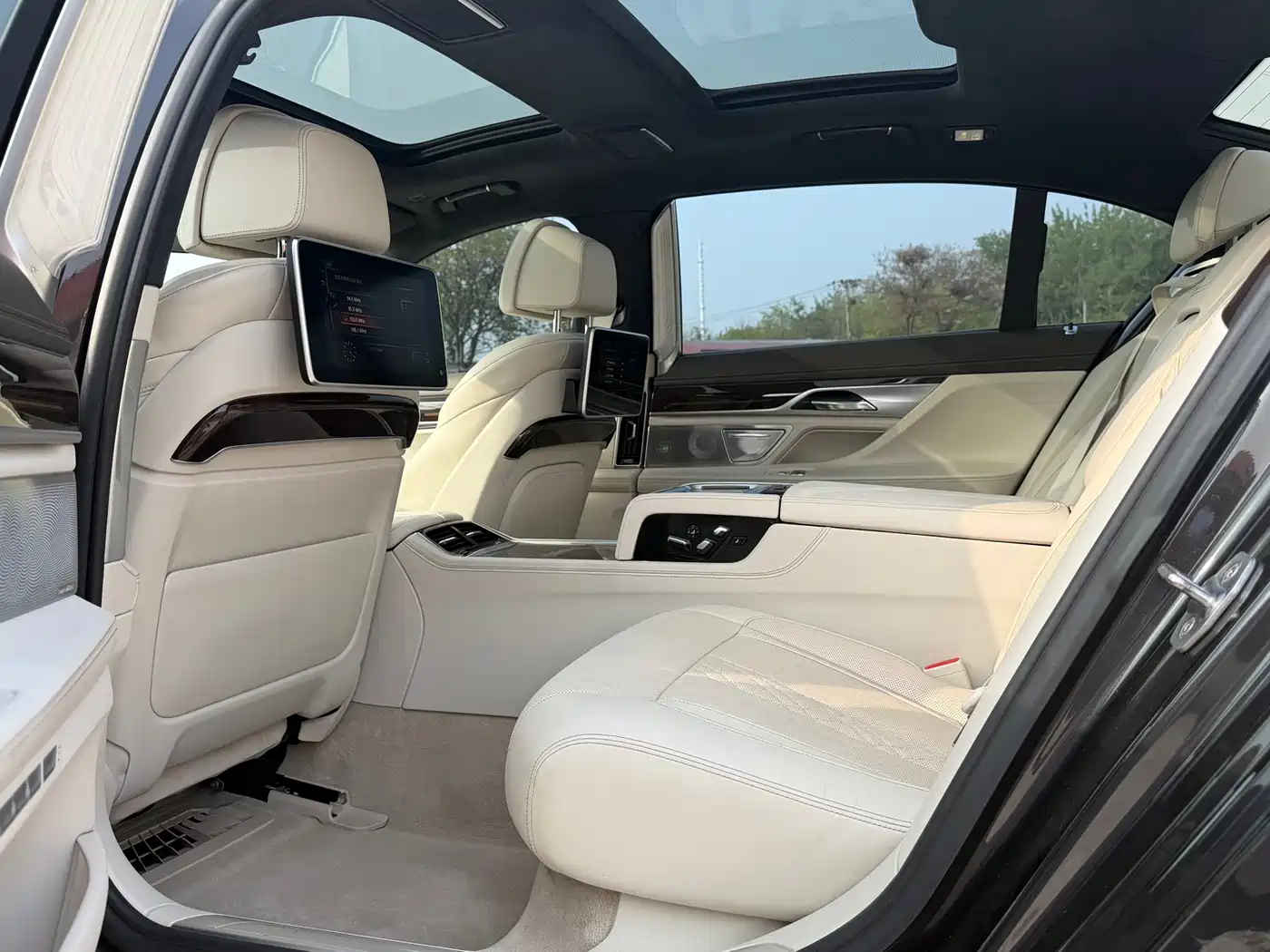 BMW 7 Series 2016 750Li xDrive 4-Seater фото 9