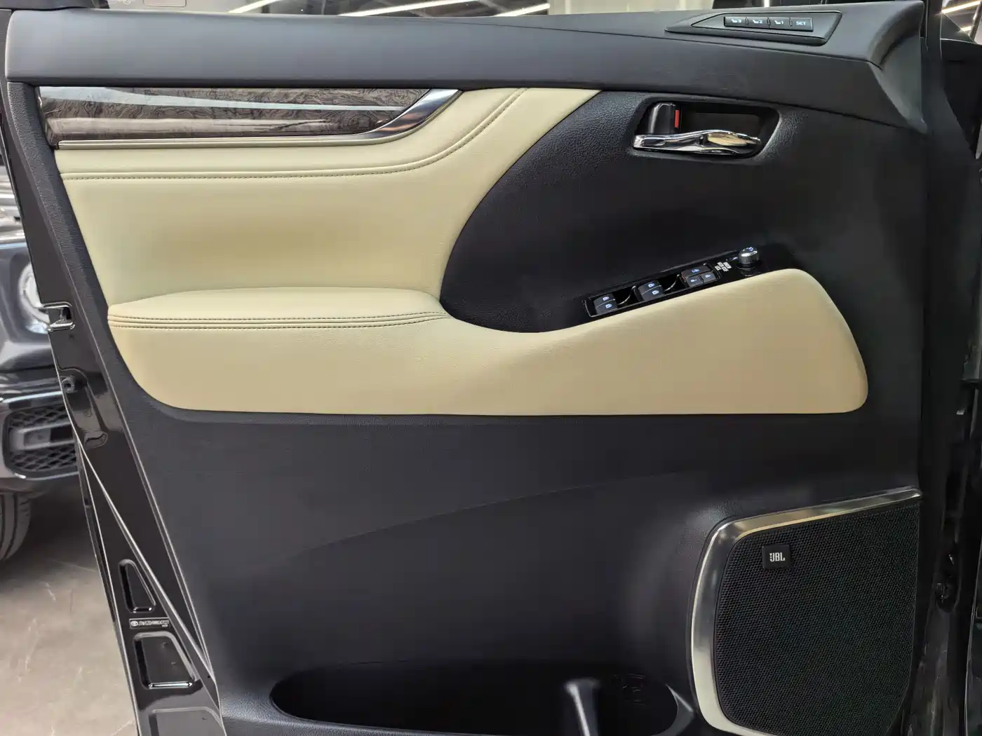 Toyota Alphard 2021 Hybrid 2.5L Premium фото 11