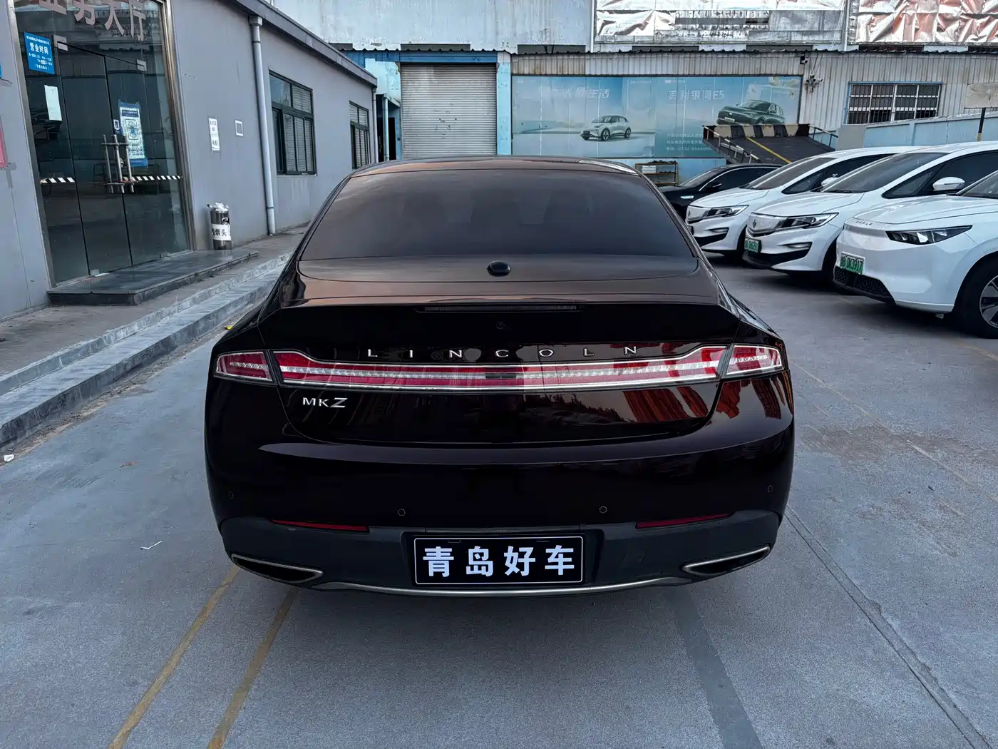 Photo 8 - Lincoln MKZ